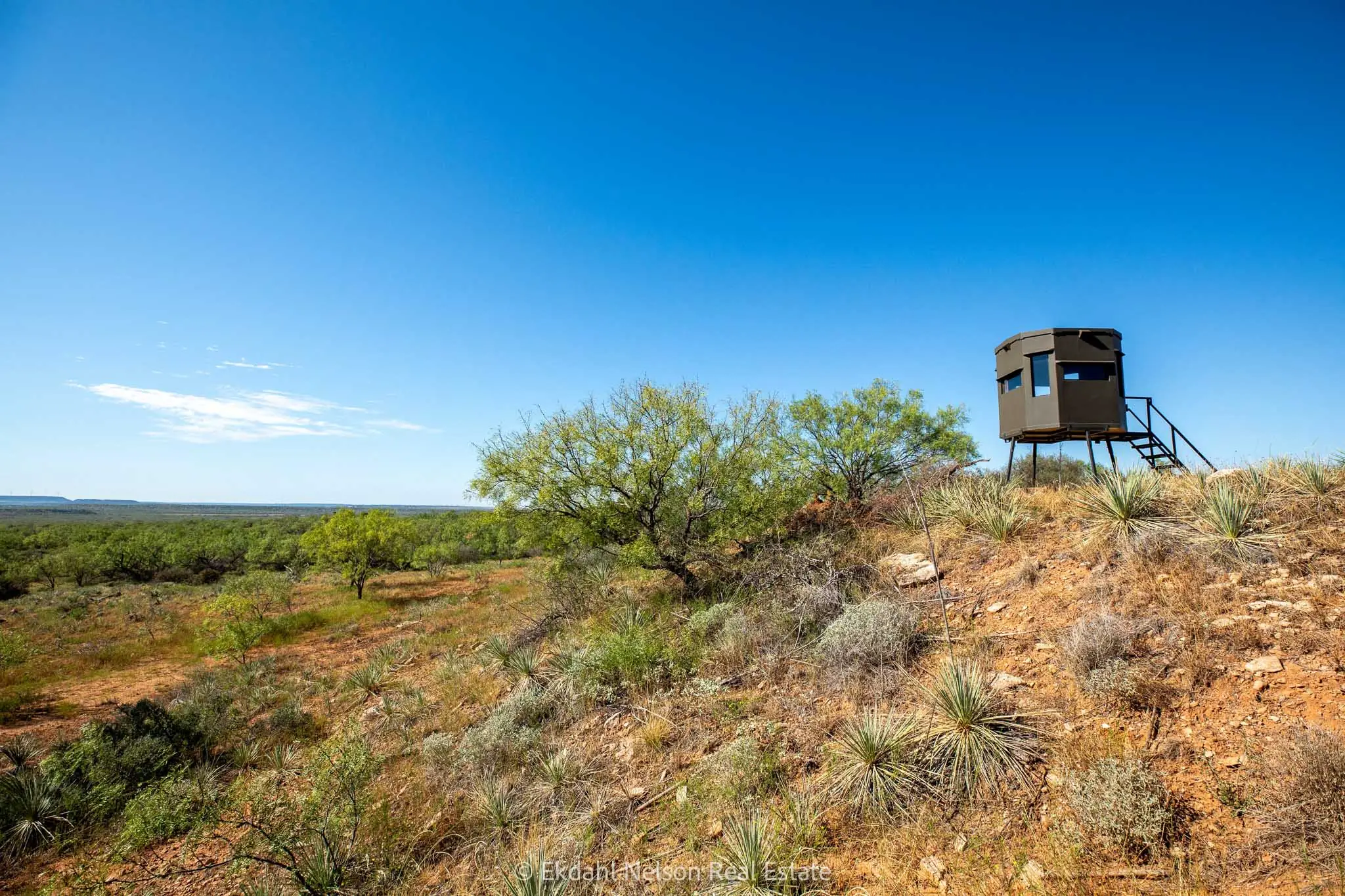 Image of a deer stand to convey what to look for with deer hunting land for sale - ekdahl nelson real estate
